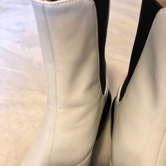 New Stuart Weitzman Norah Chelsea leather ankle Boot (Women), size 9c - Picture 9 of 14